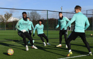 Cựu số 10 tả xung hữu đột, bất ngờ không khí sân tập Arsenal