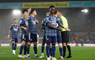 Arsenal bị cấm ăn mừng; Saka khiến cặp sao Leeds ngã nhào
