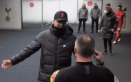 Bực bội 2 pha bóng, Klopp tiến đến trọng tài trong đường hầm giữa trận