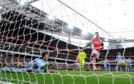 Trọng tài tăng tốc đột ngột, che tầm nhìn sao Arsenal