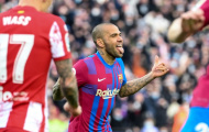 Alves cho thấy sự khác biệt so với đám trẻ tại Barca