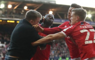 CĐV Leicester City hung hãn lao vào sân đấm cầu thủ