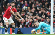 Thủ môn đối thủ rê bóng qua Fernandes, phá giải Maguire