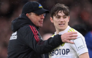 Rangnick vào sân can ngăn học trò, ôm Daniel James