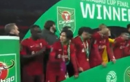 Hành động đẹp của Minamino trong lễ ăn mừng vô địch League Cup