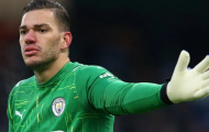 Ngồi xổm giữa sân trong trận Man United, Ederson giải thích