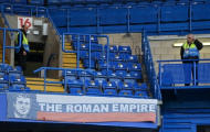 Chelsea giữ banner ca ngợi Roman Abramovich tại Stamford Bridge