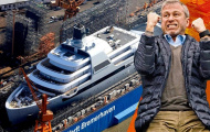 Siêu du thuyền 430 triệu bảng của Roman Abramovich bị người ủng hộ Ukraine tấn công