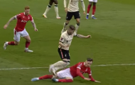 Lính đánh thuê Man United khiến sao Liverpool đau đớn nằm sân