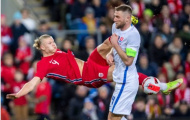 Haaland ngả bàn đèn hụt, Odegaard 'hóa' Messi