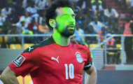 Ánh sáng chói lóa chiếu thẳng vào Salah trước quả penalty
