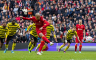 Penalty phút cuối, Liverpool leo lên ngôi đầu