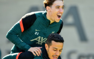 Salah cười với Diaz, đồng đội nhảy lên lưng Thiago hò hét