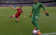 Ederson được khen ngợi dù xử lý lỗi