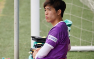 Quang Thịnh ngồi ngoài nhìn đồng đội tập luyện