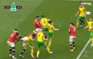 Cạn lời! Maguire đá trúng đầu Pogba, 'số 6' M.U giận tím mặt