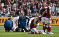 Cầu thủ West Ham bật khóc sau khi khiến đối thủ gãy chân