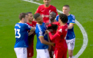 Mane 'chọc mắt' cầu thủ Everton nhưng thoát thẻ đỏ