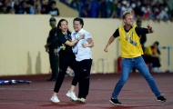 Nữ trưởng đoàn U23 Thái Lan ăn mừng cực sung khi đội nhà thắng to