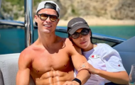 Ronaldo khoe body bên bạn gái, chờ gặp Erik ten Hag chốt MU