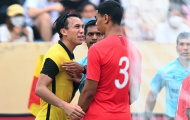 U23 Singapore - Malaysia tranh cãi nảy lửa trên sân Thiên Trường