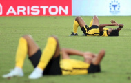 Cầu thủ U23 Malaysia đổ gục xuống sân vì thất vọng