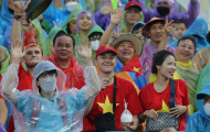 Mỹ Đình “rực lửa” trong mưa trước trận chung kết