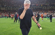Mourinho lặng lẽ khóc một mình sau khi nhận huy chương