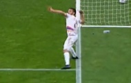 Sốc! Cầu thủ Armenia ném chai nước vào trọng tài