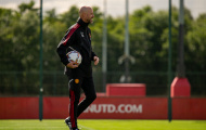 Ten Hag nắm chặt tay một cầu thủ M.U trên sân tập