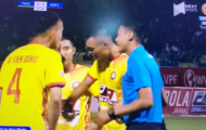Trọng tài 'bẻ còi' trên sân Thanh Hóa