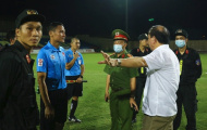 Trọng tài được cảnh sát cơ động hộ tống rời sân Thanh Hóa