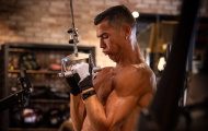 Động thái đầu tiên của Ronaldo giữa 'bão' chuyển nhượng