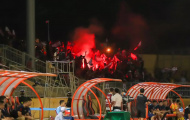 CĐV Hải Phòng đốt phát sáng ở sân Vinh sau sự cố 'phun mưa'