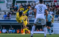 Quang Hải tung người volley trong trận đá chính đầu tiên tại Ligue 2