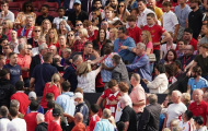 Fan M.U choảng nhau trên sân Old Trafford