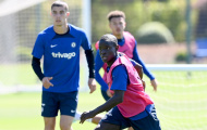 Kante ngơ ngác, tân binh đắt giá cật lực trên sân tập Chelsea