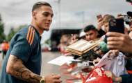 Antony gây bão khi đặt chân đến Old Trafford
