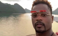 Evra ăn mừng bàn thắng của MU cùng CĐV tại Hà Nội