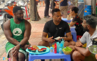 Patrice Evra ăn ở quán vỉa hè Hà Nội