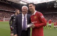 Sir Alex tặng món quà đặc biệt cho Ronaldo, De Gea