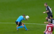 Griezmann sút bóng thẳng mặt trọng tài