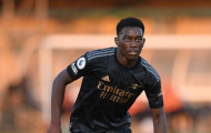 Tiền đạo Arsenal phải rời sân bằng cáng