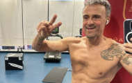 HLV trưởng tuyển Tây Ban Nha khoe cơ bắp ở tuổi 52