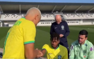 Ngồi chỗ Neymar, Fred bị lôi đi