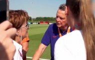 Van Gaal khiến khán giả đỏ mặt vì lời đề nghị táo bạo