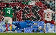 Mỗi khi tới World Cup, Ochoa lại bắt 'dính': Lần này Lewy ôm hận