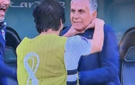 Quá phấn khích, tiền đạo Iran bóp cổ HLV Carlos Queiroz