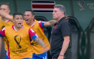Biểu cảm HLV Costa Rica khi Nhật Bản thủng lưới