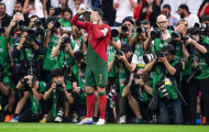 Ronaldo uống nước cũng gây chấn động